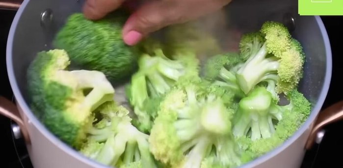 Agregar brócoli, 2 tazas de agua y consomé de pollo. Cocer por 5 minutos. (86.84)