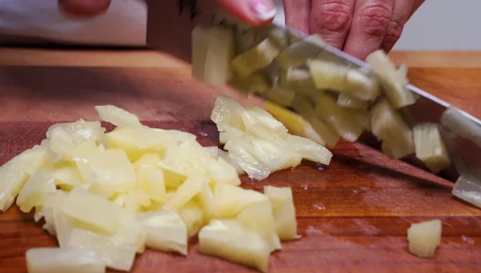 Añadir la piña picada (200g) a las verduras.