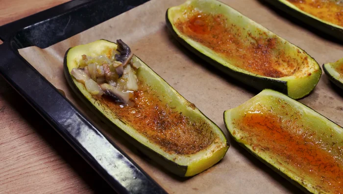 Rellenar las mitades de calabacín horneados con la mezcla de verduras y piña.