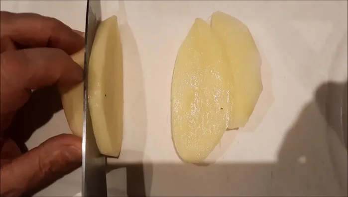 Cortar las papas y cebollas en rodajas de aproximadamente un centímetro de ancho.