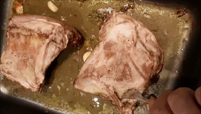 Después de la primera media hora, agregar las papas y cebollas al horno.