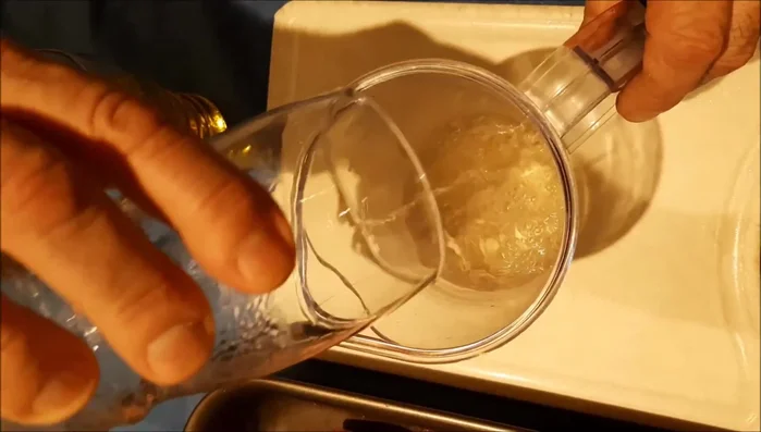 Preparar una emulsión con un vaso de agua, un vaso de vino blanco seco y aceite de oliva.