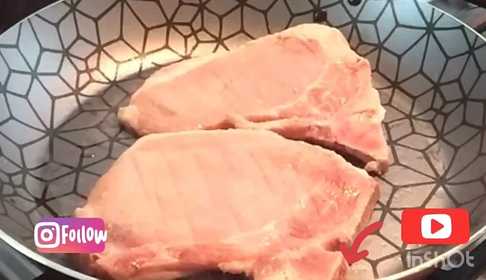 Freír las chuletas en el sartén precalentado. Puedes tapar el sartén si lo deseas para que suelten más jugo (133.51).