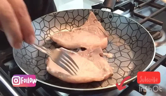 Voltear las chuletas para que se doren por ambos lados y se impregnen del sabor (165.1).