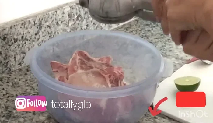 Marinar las chuletas de cerdo con el jugo de dos limones, sal y pimienta. Dejar reposar aproximadamente 20 minutos (54.35).