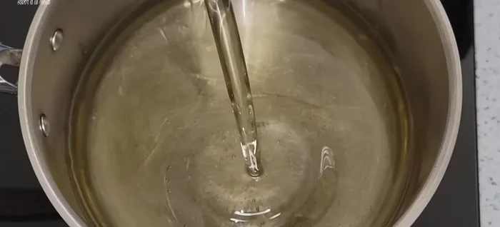 Freír las alitas en abundante aceite caliente por partes hasta dorar (aprox. 20 minutos). (113.09)
