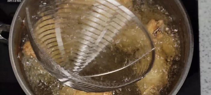 Escurrir las alitas sobre papel absorbente. (155.75)