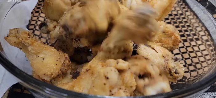 Bañar las alitas fritas con la salsa BBQ. (260.63)