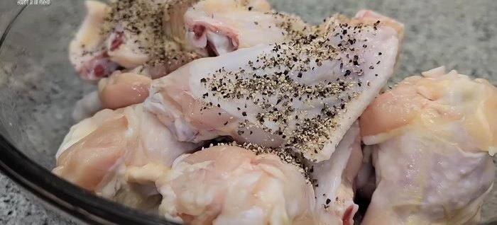 Sazonar las alitas con pimienta y sal al gusto. (54.88)