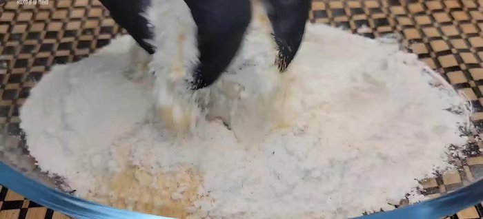 Mezclar harina con ajo en polvo. Empanar las alitas en la mezcla. (68.99)