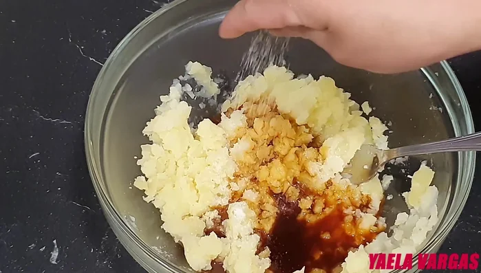 Preparar el puré: Agregar al puré de patatas el aceite de pimentón tostado, sal fina al gusto y mezclar bien hasta obtener una mezcla homogénea.