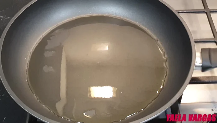 Marcar el pulpo: En una sartén a fuego máximo con aceite caliente, marcar el pulpo durante 2 minutos por cada lado, hasta que se dore y caliente bien por dentro.