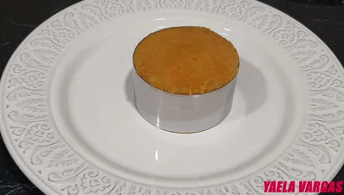 Emplatar: Colocar un aro en un plato. Agregar el puré de patatas en el centro, alisando la superficie. Decorar con la punta del tentáculo y colocar las rodajas de pulpo alrededor, formando un círculo. Retirar el aro. Agregar un chorrito de aceite de oliva, sal Maldon y servir.