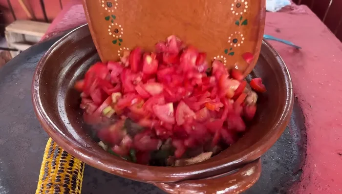 Incorporar los jitomates picados, sazonar con sal y dejar que suelten su jugo.