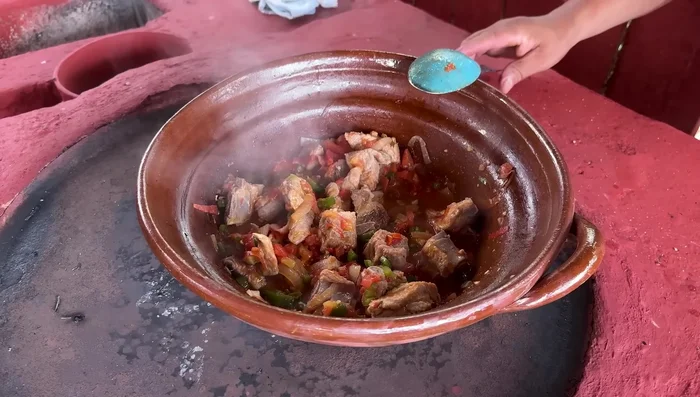 Agregar las lentejas cocidas a la mezcla de carne y verduras.