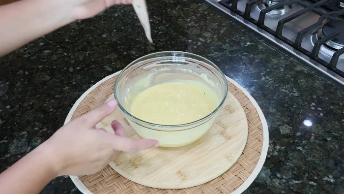 Pasar los filetes de pescado por la mezcla de harina y freír en una sartén con suficiente aceite hasta que estén dorados.