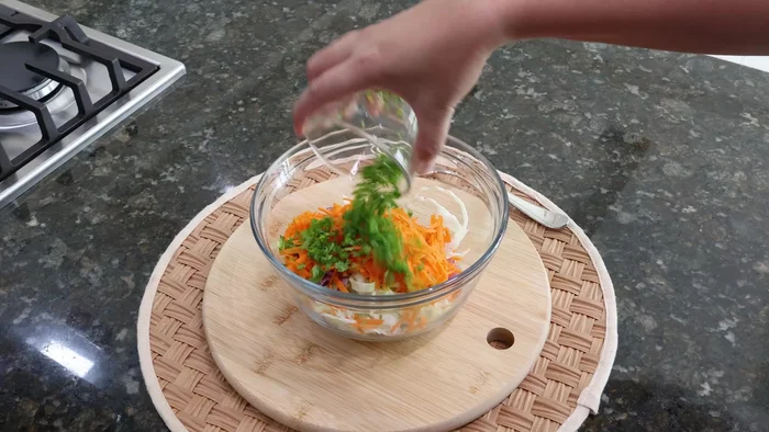 Preparar la ensalada: mezclar el repollo picado, la cebolla morada, las zanahorias ralladas, el cilantro, los jitomates y el jugo de limón. Sazonar con sal.