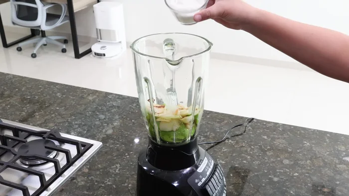 Licuar la pulpa de aguacate, la mezcla dorada, la crema ácida, los chiles en vinagre, el cilantro, el consomé de pollo y la sal.