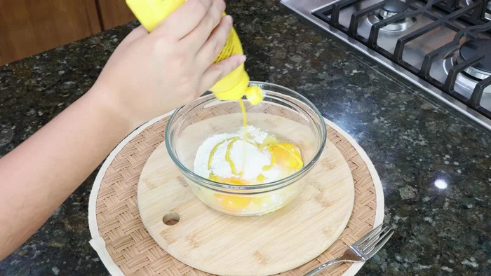 En un recipiente, mezclar la harina, los huevos, la mostaza, sal, ajo en polvo, orégano, pimentón y chile quebrado. Agregar agua mineral hasta lograr una consistencia espesa.