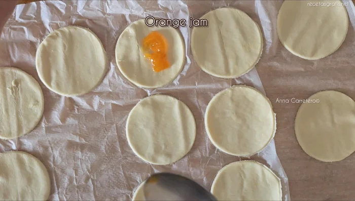 Unta con mermelada de naranja.