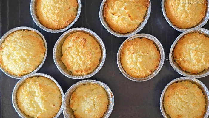 Hornea los muffins a 180 grados hasta que estén dorados y al pincharlos con un palillo, éste salga limpio. El tiempo de horneado dependerá de tu horno.