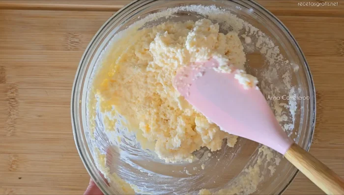 Engrasa ligeramente los moldes para muffins con un poco de aceite.