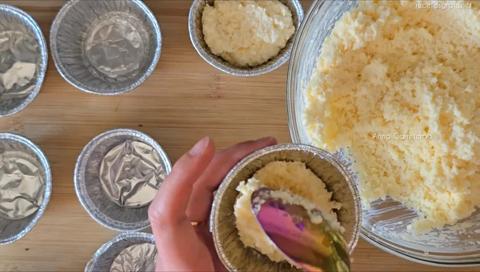 Rellena los moldes para muffins con la mezcla.