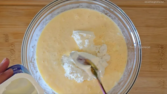 Bate el yogur griego durante un minuto.
