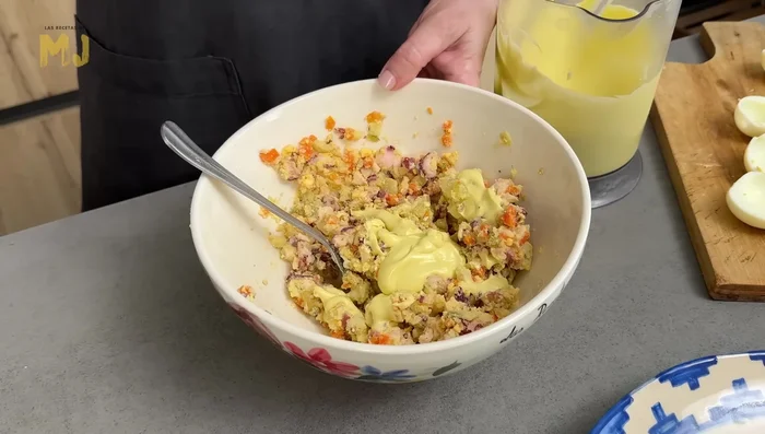 Añadir 3 cucharadas colmadas de mayonesa al relleno y mezclar bien.