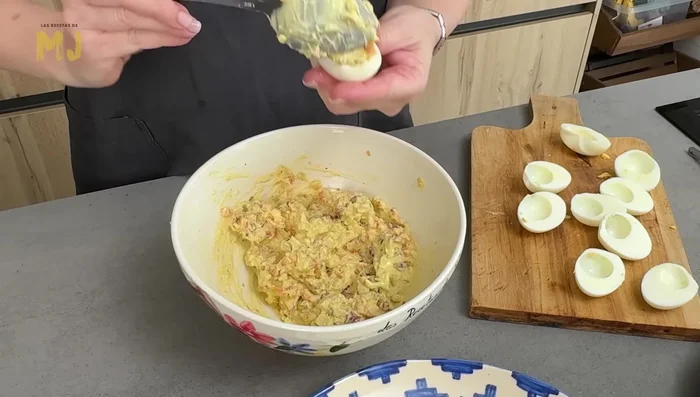 Rellenar generosamente cada mitad de huevo con la mezcla.