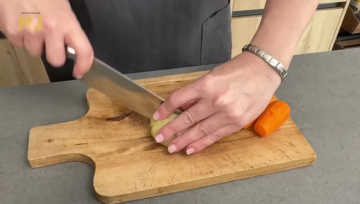 Pelar y cortar en dados pequeños las patatas y la zanahoria cocidas (previamente cocidas y frías).