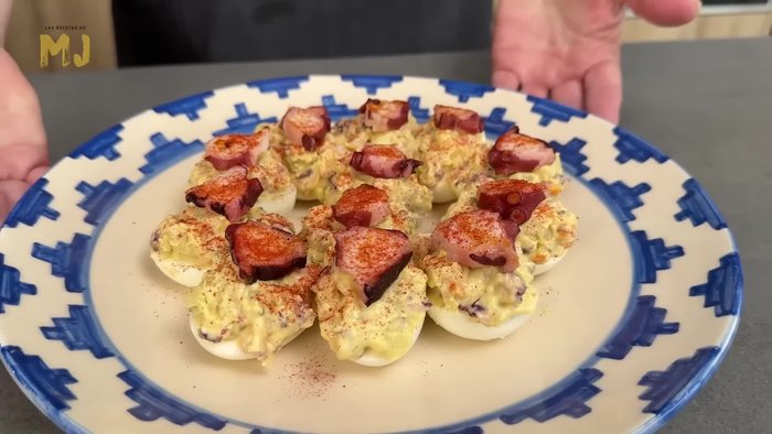 Cocer 6 huevos tamaño L en agua fría durante 13 minutos a partir de que rompa a hervir. Luego, pasarlos a un bol con agua con hielo para cortar la cocción y facilitar el pelado.