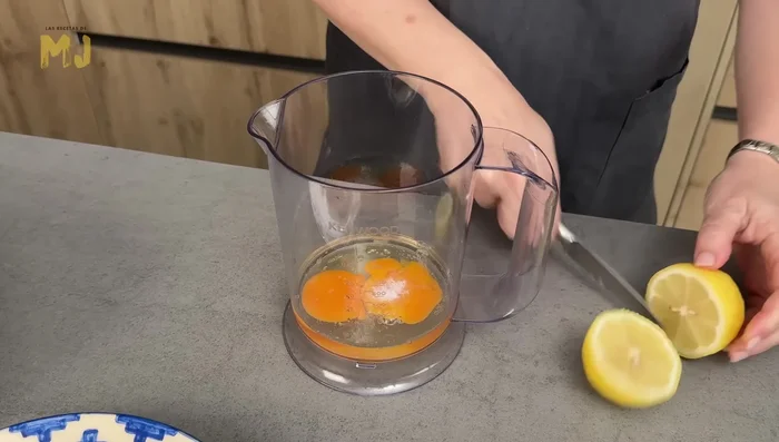 Preparar mayonesa casera (o usar mayonesa de bote): batir 2 huevos, sal, zumo de medio limón y aceite de oliva hasta emulsionar.
