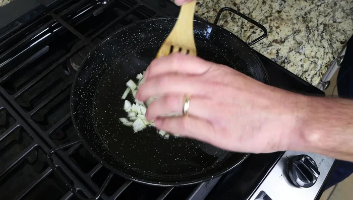 En la misma sartén, saltear la cebolla y el pimiento verde hasta que estén ligeramente translúcidos (3-4 minutos).