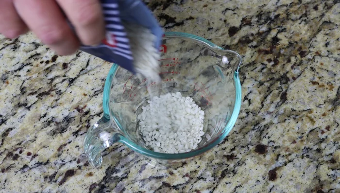 Agregar el arroz a la sartén con el tomate y la mezcla de ajo. Mezclar bien, sazonar.
