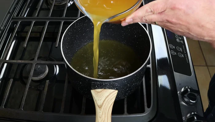 Calentar a fuego medio 1 litro de caldo de verduras en una cacerola.