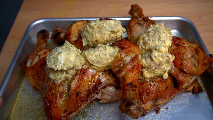 Cortar el cuarto de pollo para condimentarlo mejor. No condimentar demasiado.