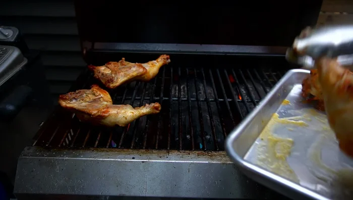 Una vez horneado el pollo, dorarlo en la parrilla para obtener marcas de parrilla.