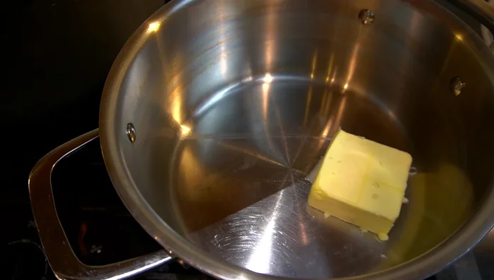 Mientras tanto, preparar la mantequilla vaquera: Saltear 1/4 de la mantequilla con 2 dientes de ajo.