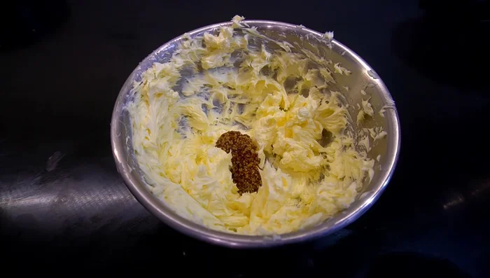 A la mantequilla derretida con ajo, añadir 1 cucharadita de mostaza antigua, 1 cucharadita de mostaza de Dijon o jugo de limón, 1 cucharadita de perejil seco, 1/2 cucharadita de hierbas secas, 1 cucharadita de condimento vegetal, y unas pizcas de pimienta de cayena, ajo en polvo y cebolla en polvo. Mezclar bien.