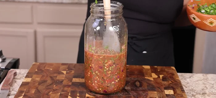Agregar cebolla morada, cilantro picado y una hoja de laurel.