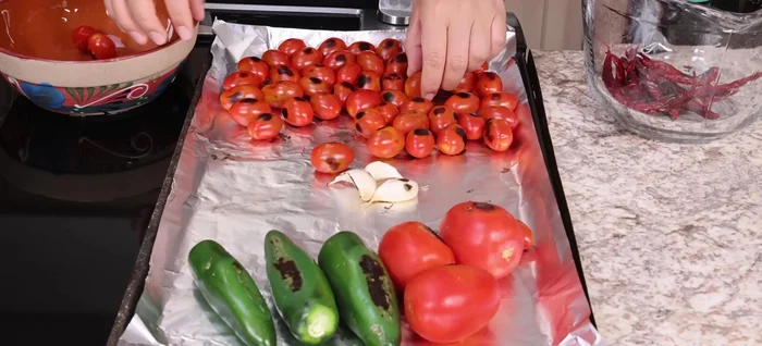 Retirar los chiles de árbol después de 1 minuto. Después de 5 minutos, retirar los tomates uva.