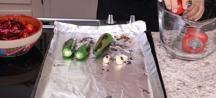 Pelar los ajos asados con un cuchillo.