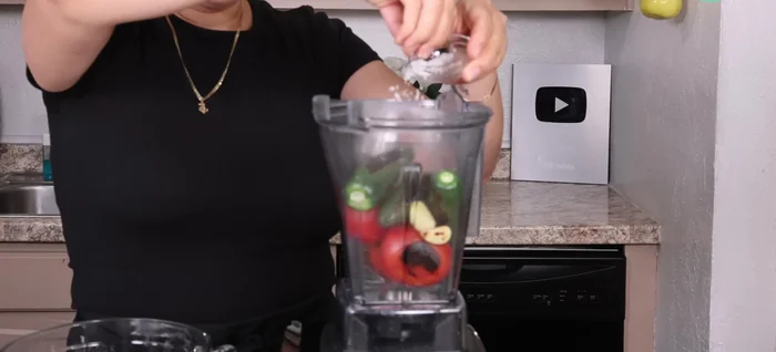 En la licuadora, agregar los tomates, jalapeños, ajos y sal. Licuar unos segundos.