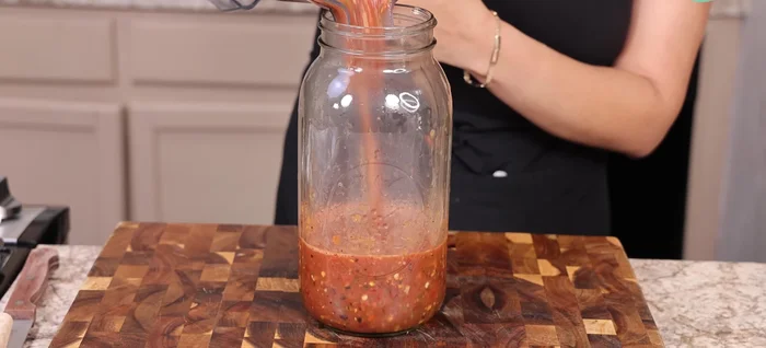 Pasar la salsa a un recipiente.
