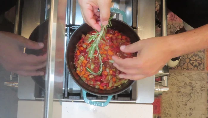 Agregar las ramitas de romero, tapar y cocinar durante 30 minutos a fuego medio-bajo.