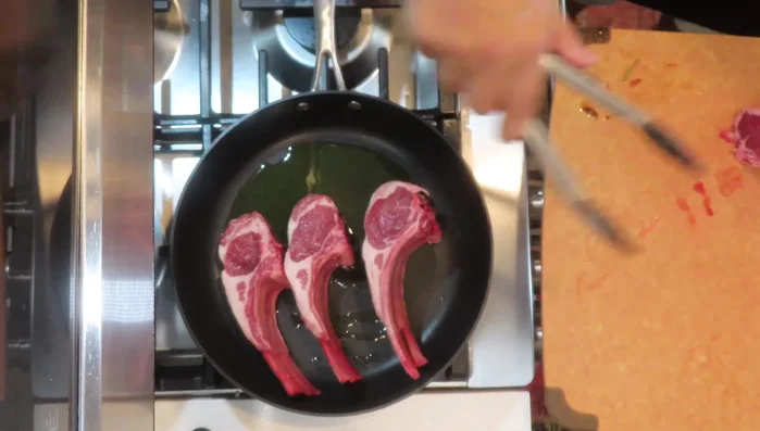 En una sartén grande, marcar las chuletas de cordero hasta que estén doradas por ambos lados (2-3 minutos por lado).