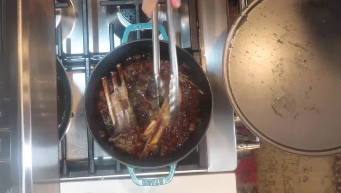 Retirar las chuletas y procesar la salsa para eliminar los trozos grandes.