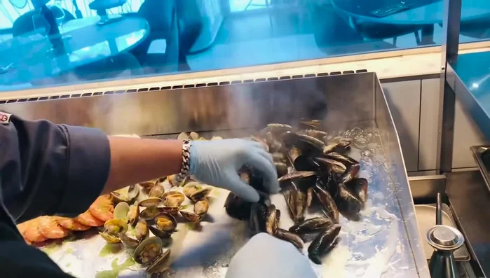 Cocinar hasta que los mariscos estén abiertos y cocidos.