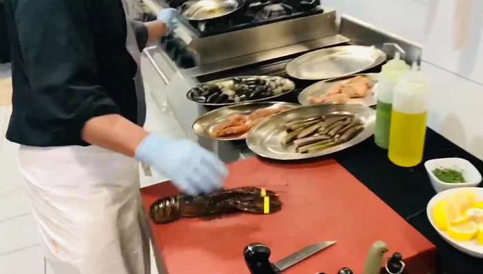 Colocar los mariscos en la plancha caliente.